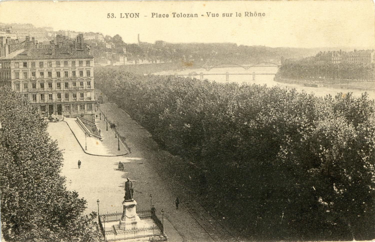 Lyon : Place Tolozan ; Vue sur le Rhône.