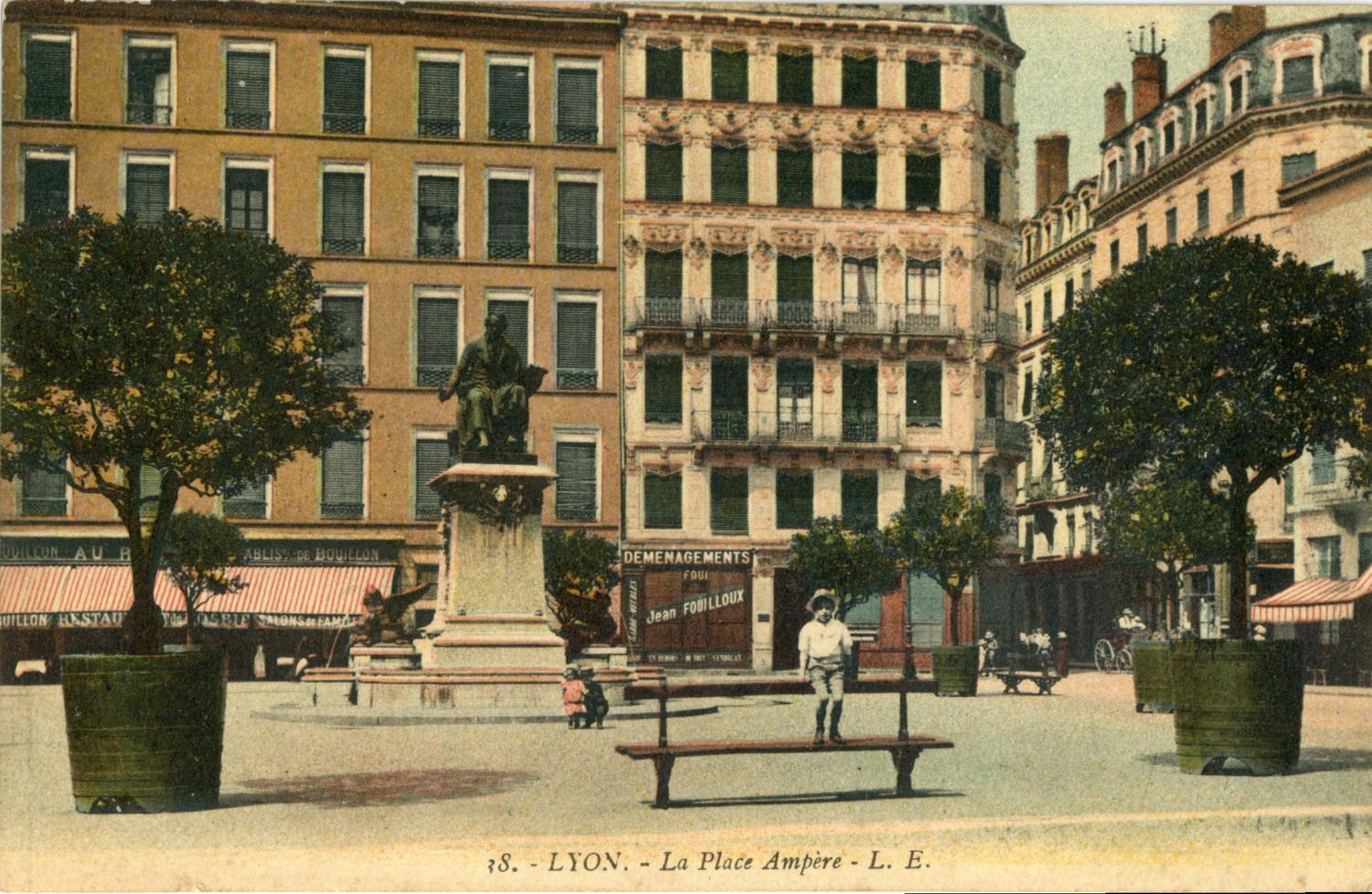 Lyon : Place Ampère.