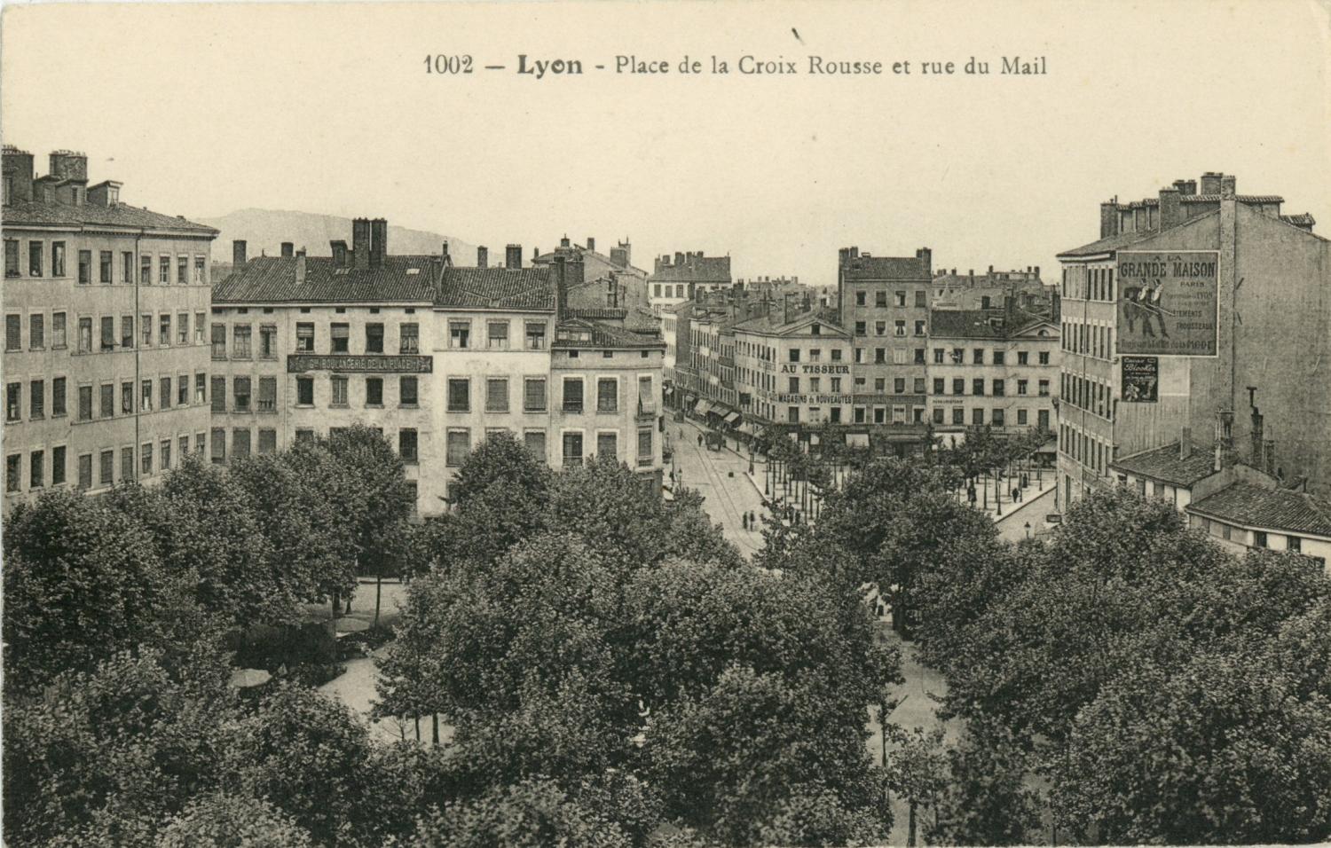 Lyon : Place de la Croix Rousse et rue du Mail.