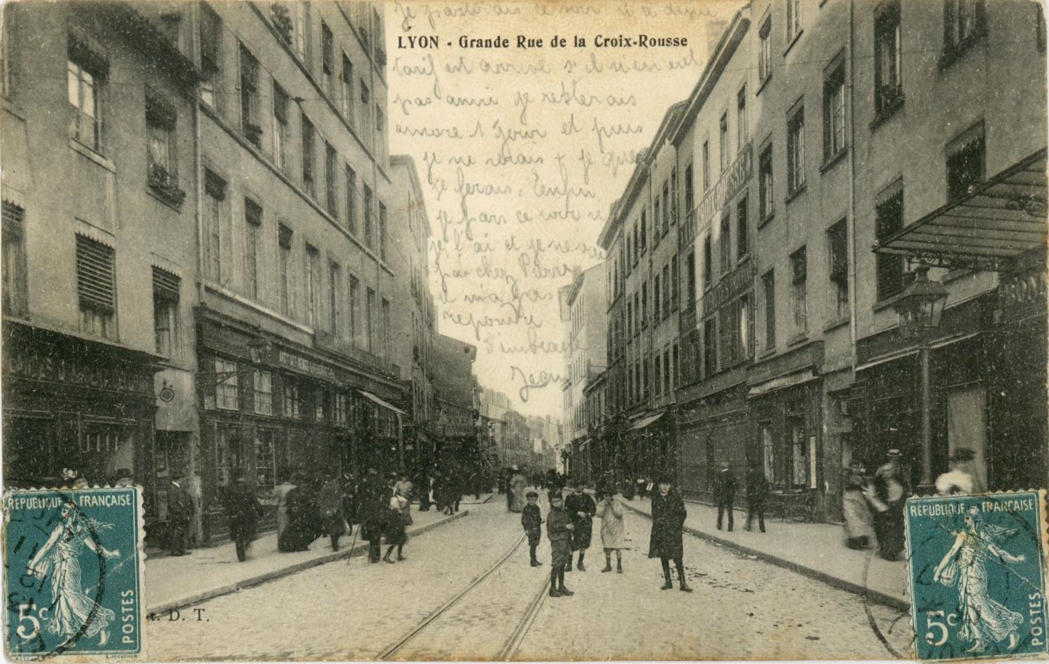 Lyon : Grande Rue de la Croix-Rousse.