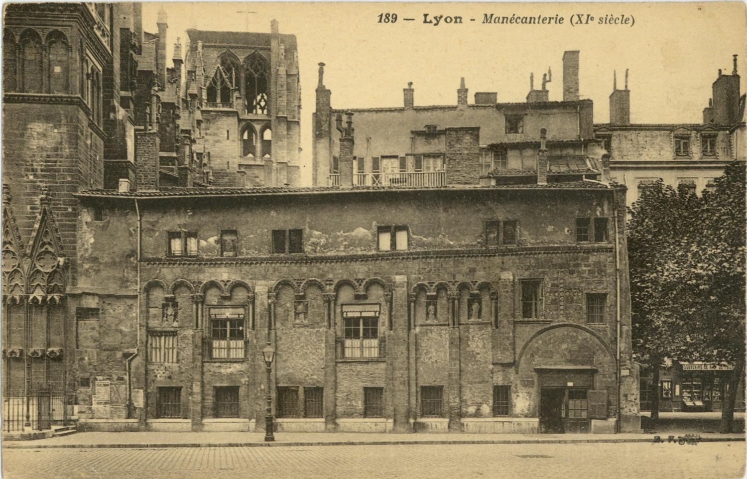 Lyon : Manécanterie (XI e siècle).