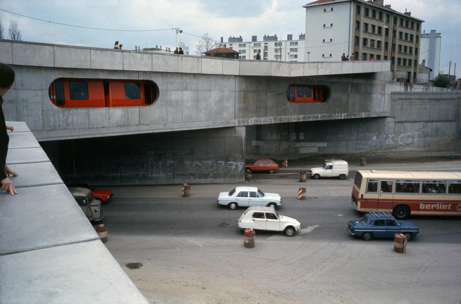 [Pont du métro lyonnais à la station Laurent-Bonnevay]