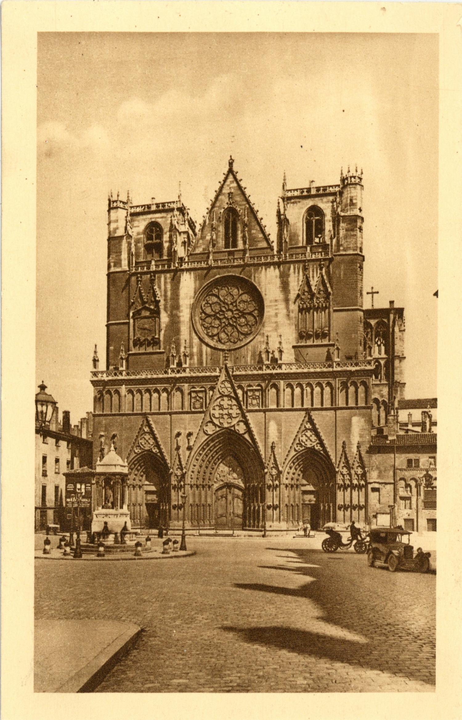 Lyon : Eglise Primatiale St-Jean ; Fontaine St-Jean-Baptiste.