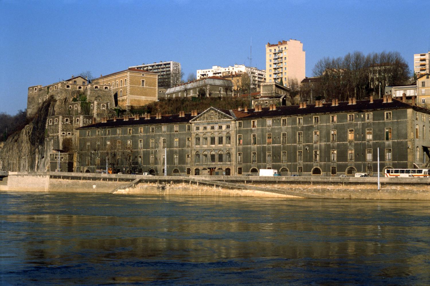 [Le Fort Saint-Jean et le Grenier d'abondance]