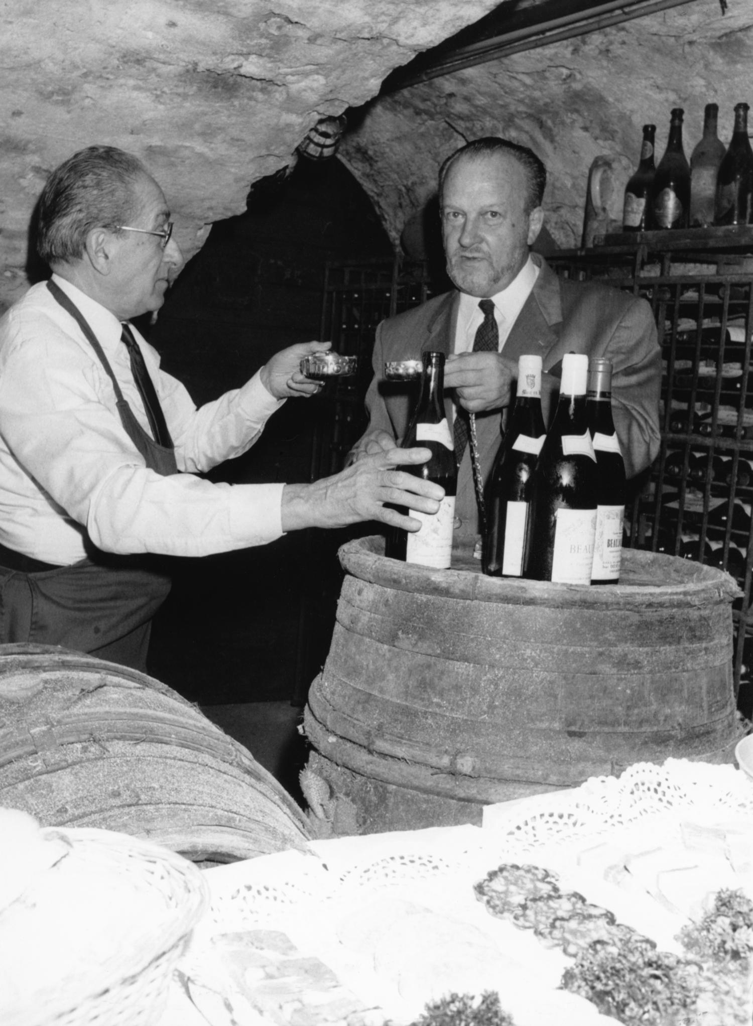 [Dégustation de vins dans la cave de "La Tassée"]