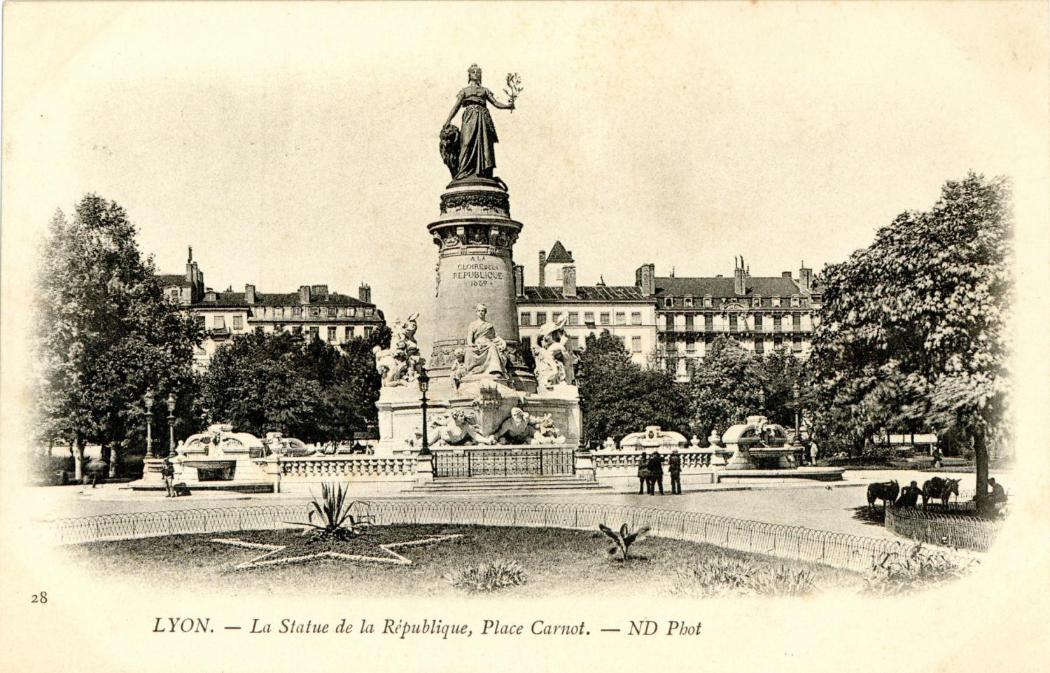 Lyon : La Statue de la République ; Place Carnot.