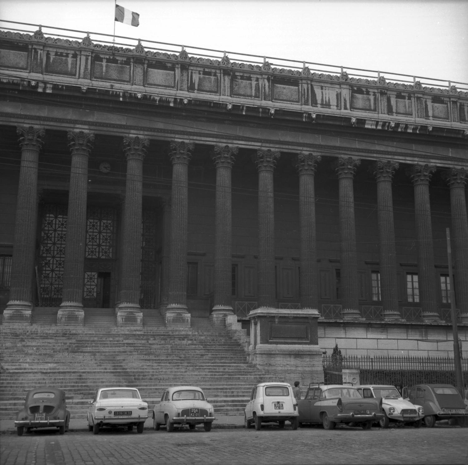 Palais de justice et passerelle