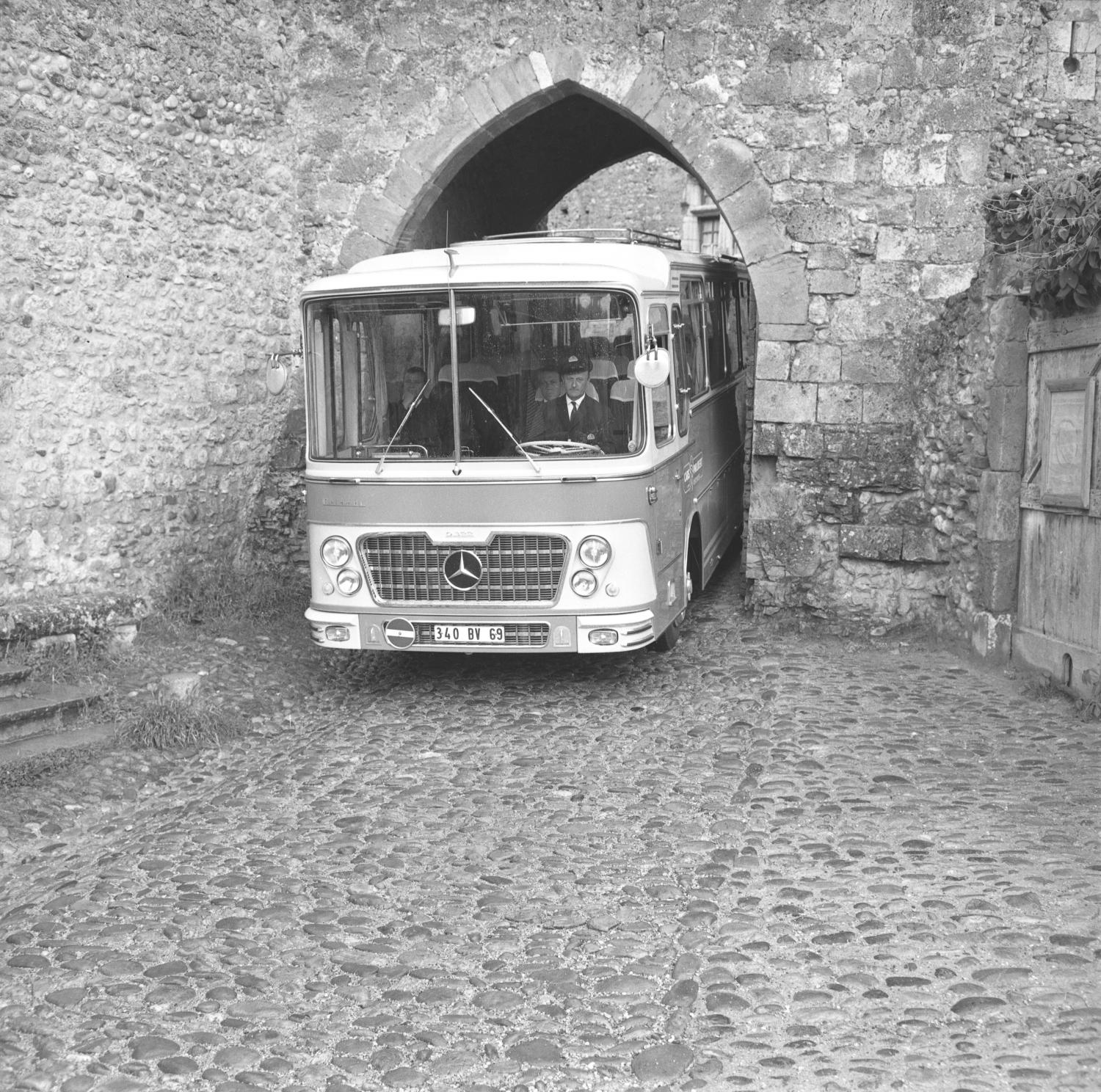 [Cars Philibert : promenade à Pérouges (Ain)]