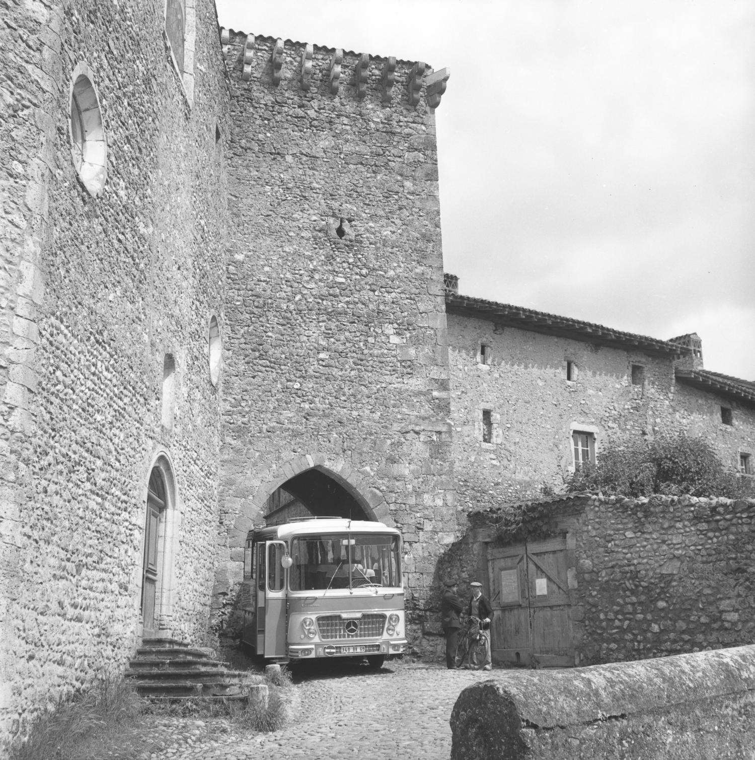 [Cars Philibert : promenade à Pérouges (Ain)]