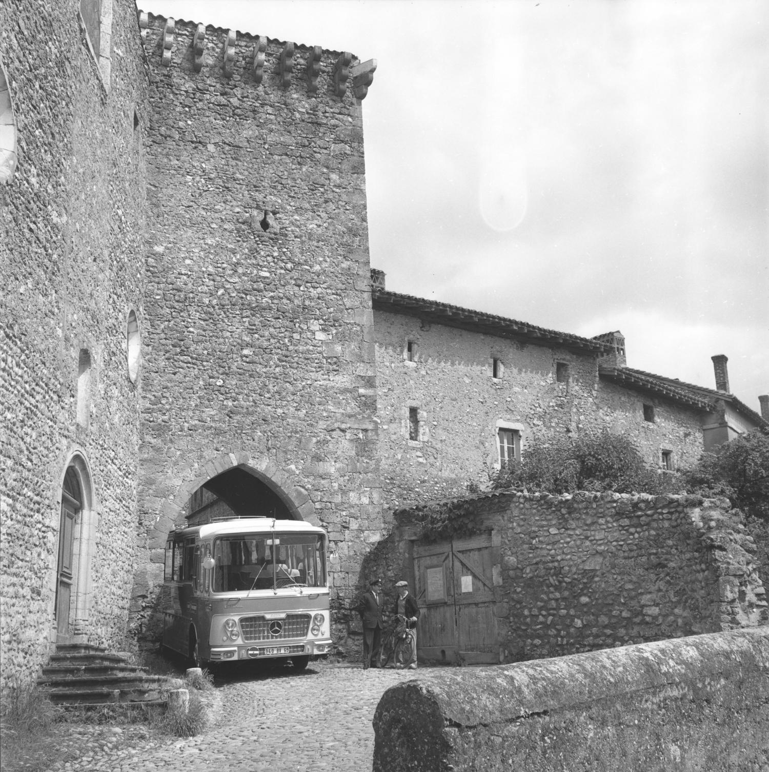 [Cars Philibert : promenade à Pérouges (Ain)]