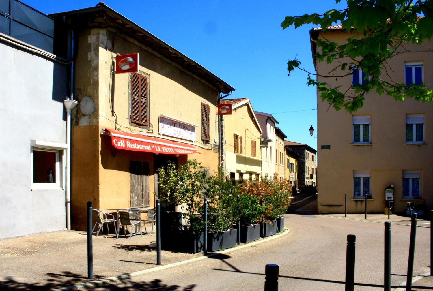 Grande rue, bar le Petit Varenne, Grézieu-la-Varenne