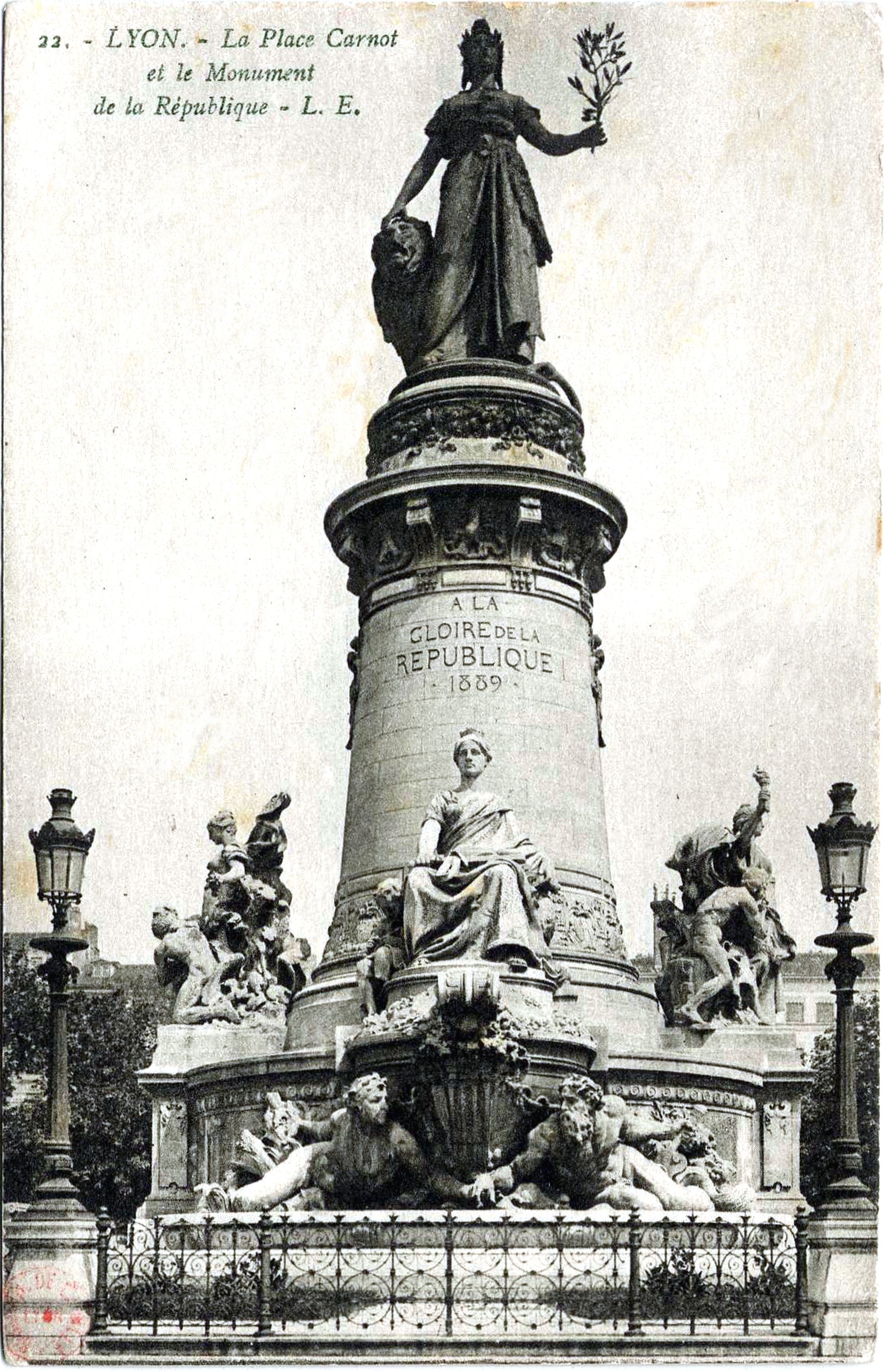 Lyon : La Place Carnot et le monument de la République