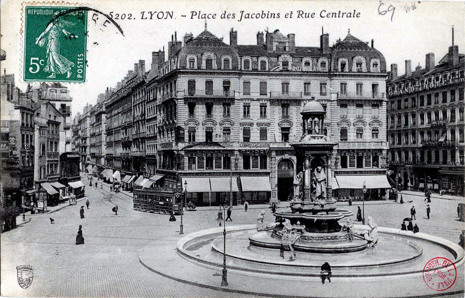 Lyon : Place des Jacobins et Rue Centrale