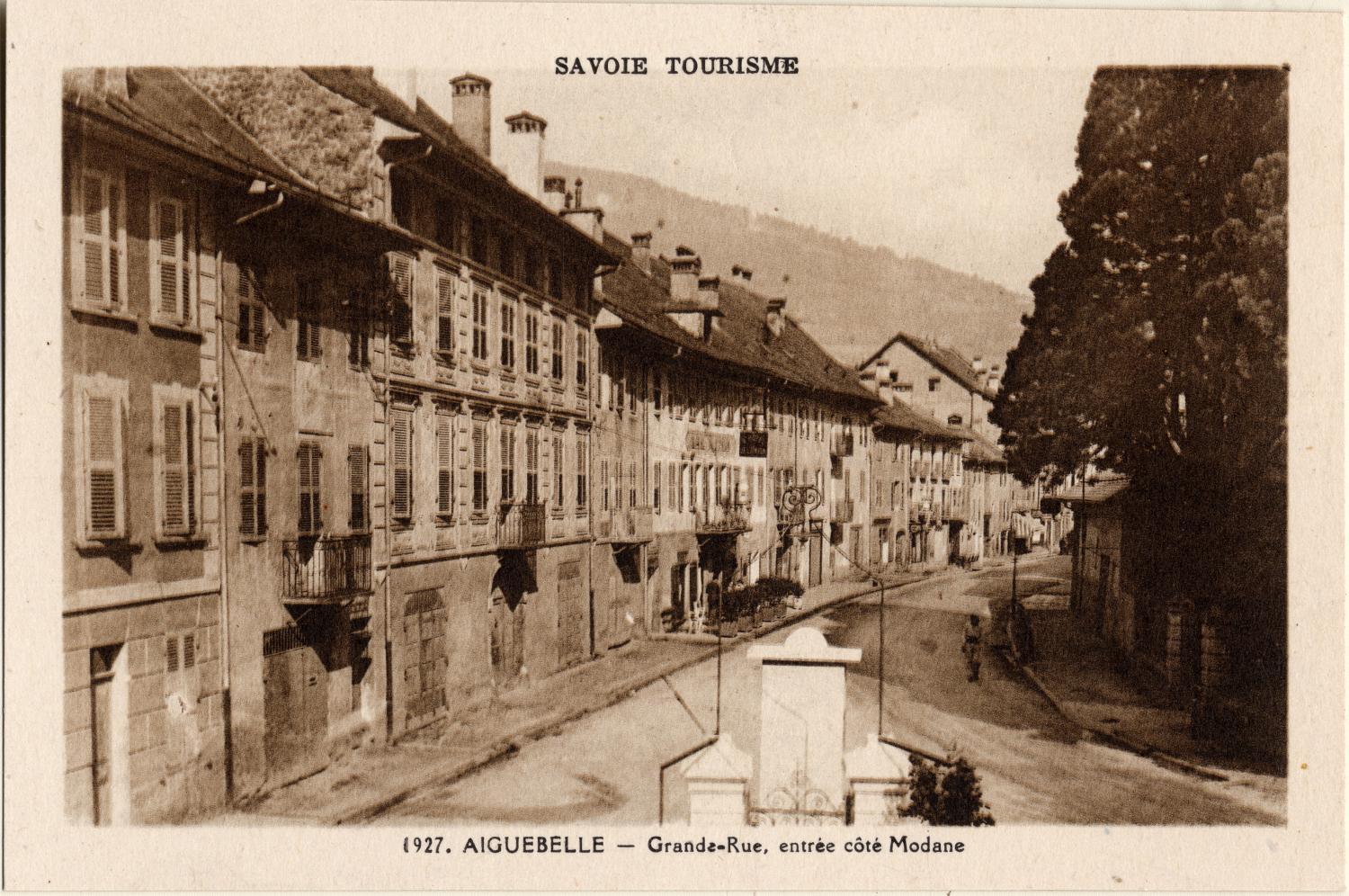 Savoie Tourisme : Aiguebelle ; Grande-Rue, entrée côté Modane