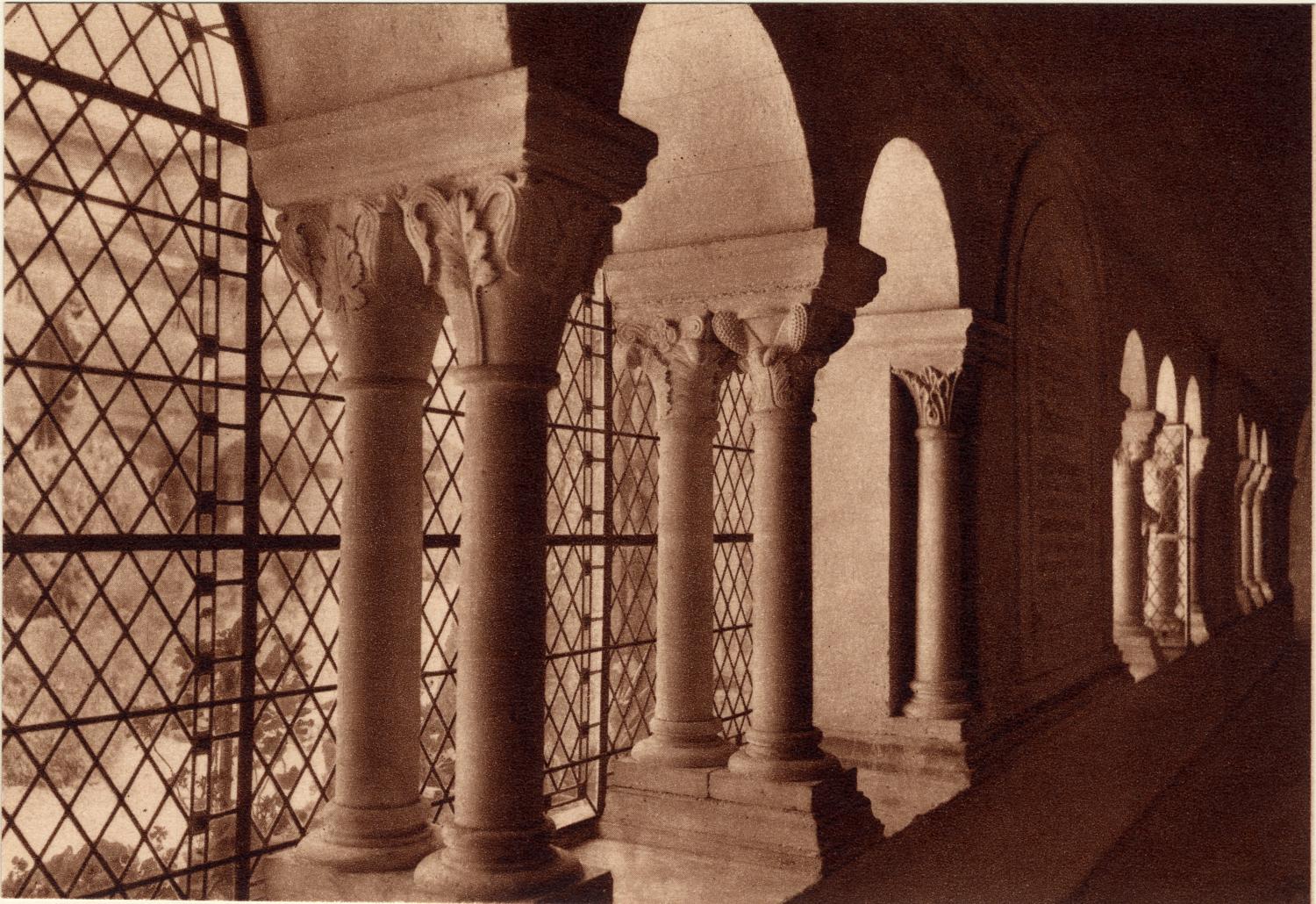 Abbaye N.-D. d'Aiguebelle : Le Cloître ; Galerie Sud