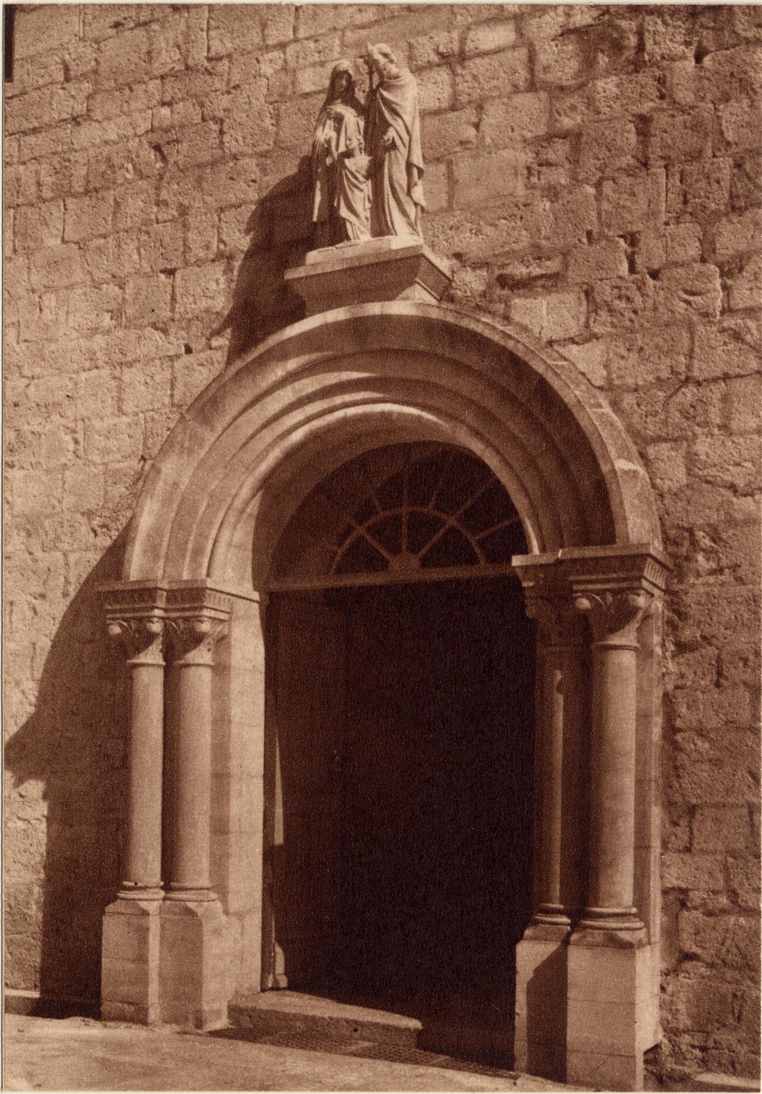 Abbaye N.-D. d'Aiguebelle : Porche d'entée des bâtiments claustraux
