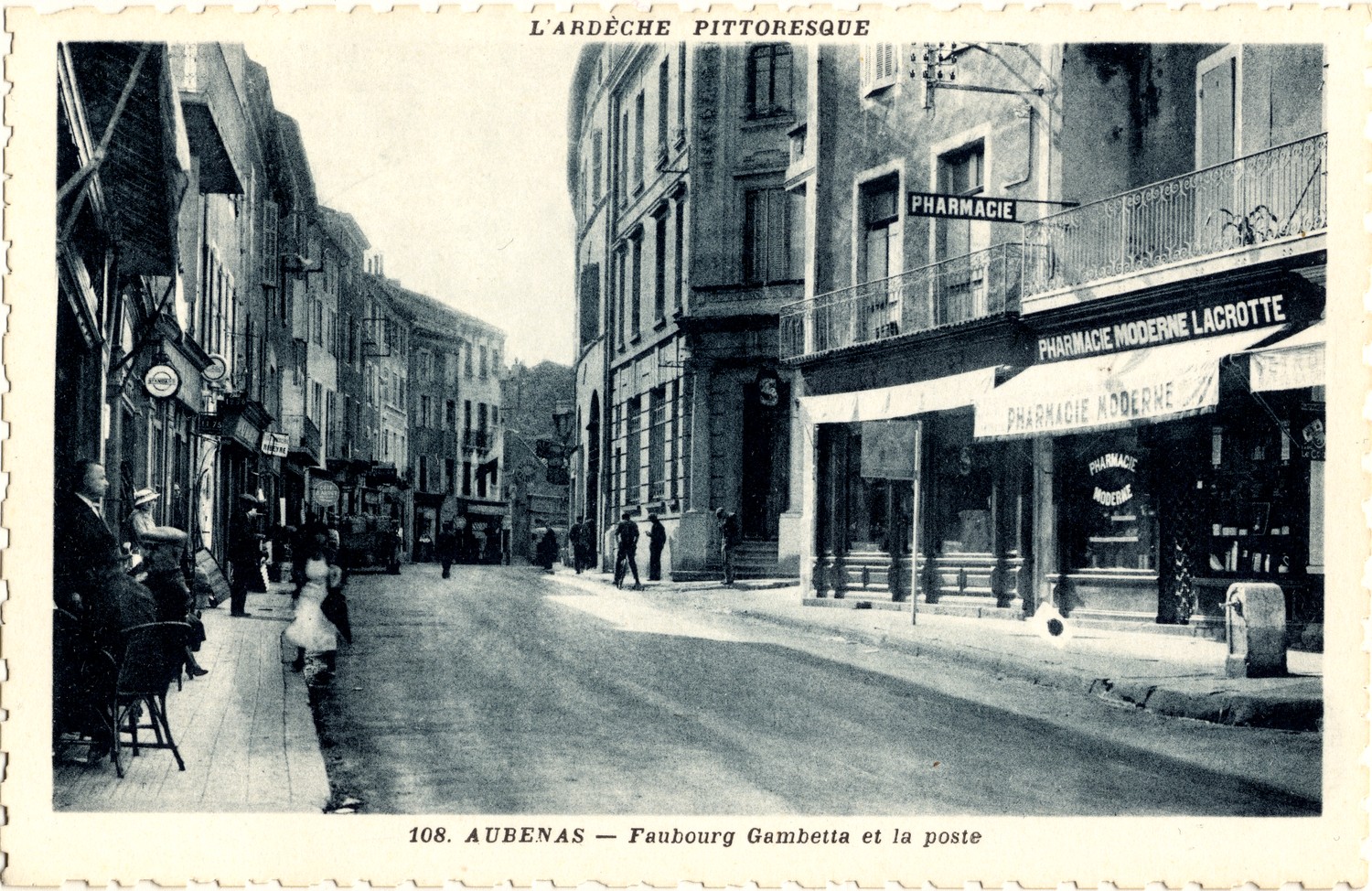 Aubenas (Ardèche) : Faubourg Gambetta et la poste