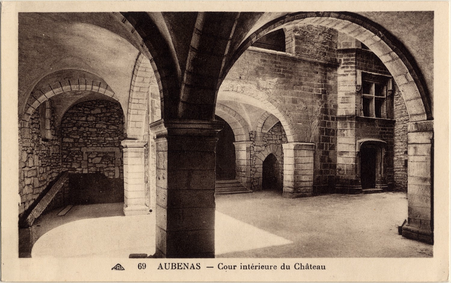 Aubenas (Ardèche) : Cour intérieure du Château