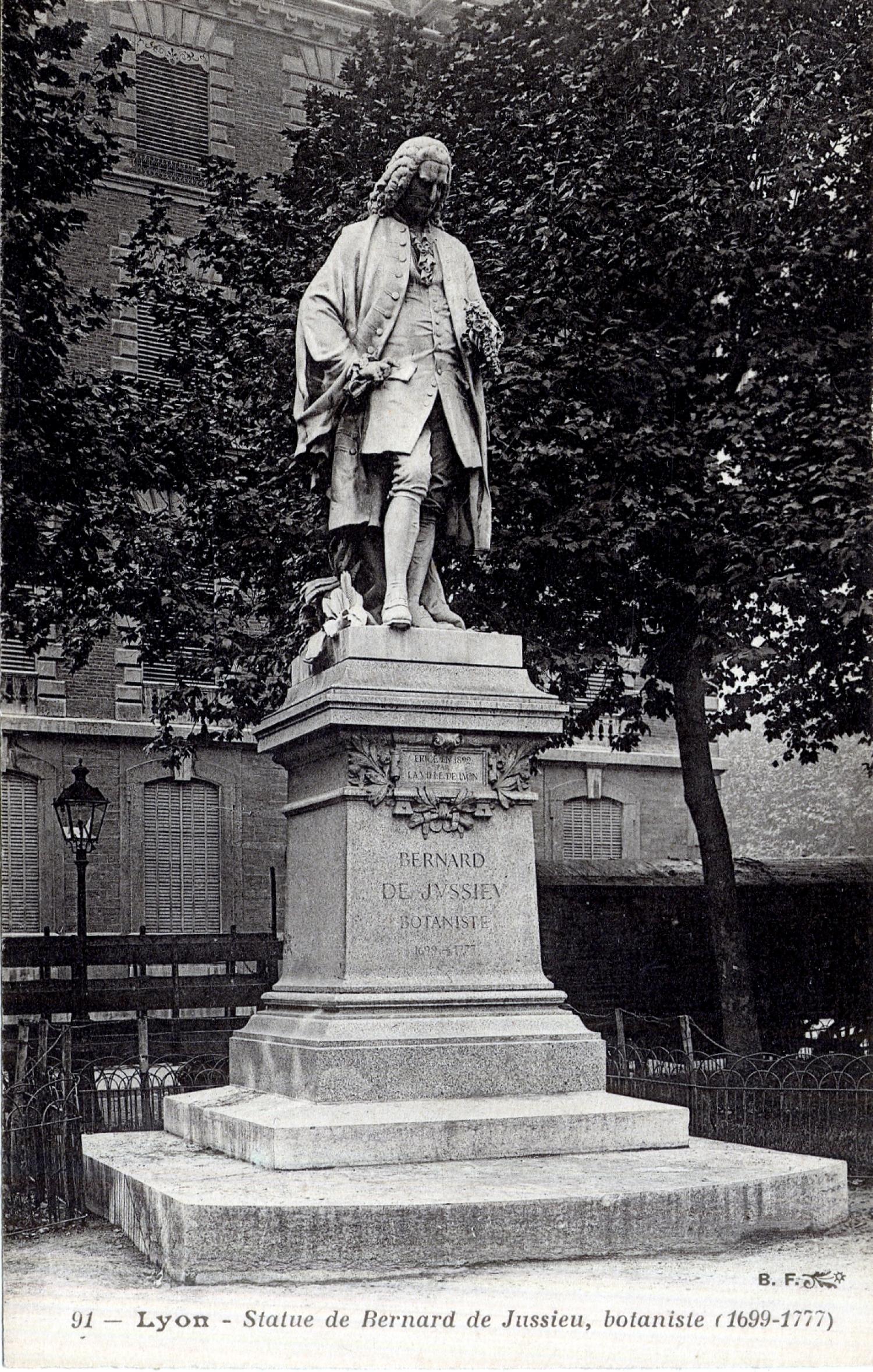 Lyon : Statue de Bernard de Jussieu ; botaniste (1699-1777)