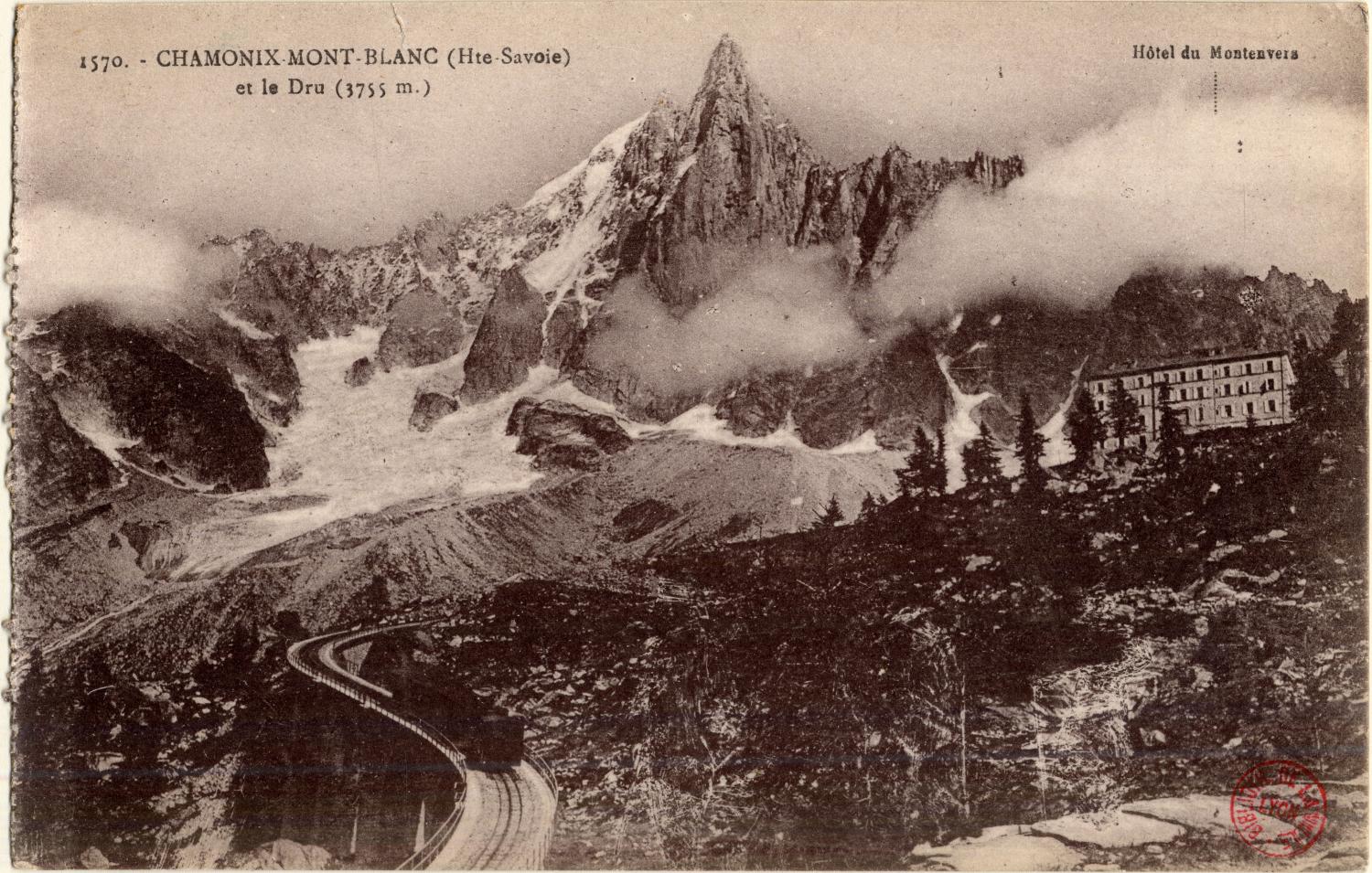 Chamonix-Mont-Blanc (Hte-Savoie) et le Dru (3755 m.)