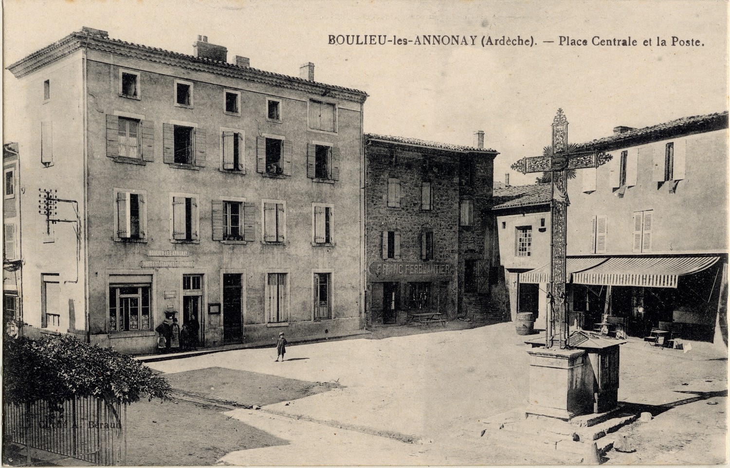 Boulieu-les-Annonay (Ardèche) : Place Centrale et la Poste