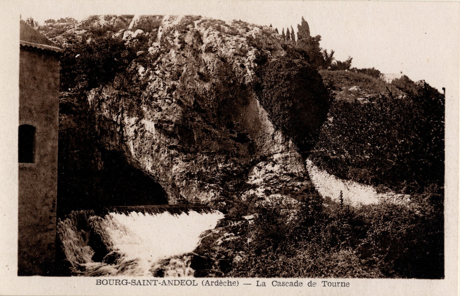 Bourg-Saint-Andéol (Ardèche) : La Cascade de Tourne