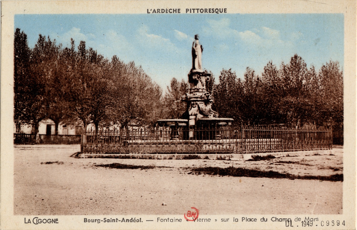 Bourg-Saint-Andéol (Ardèche) : Le Champ de Mars et Statue de Dona Vierna
