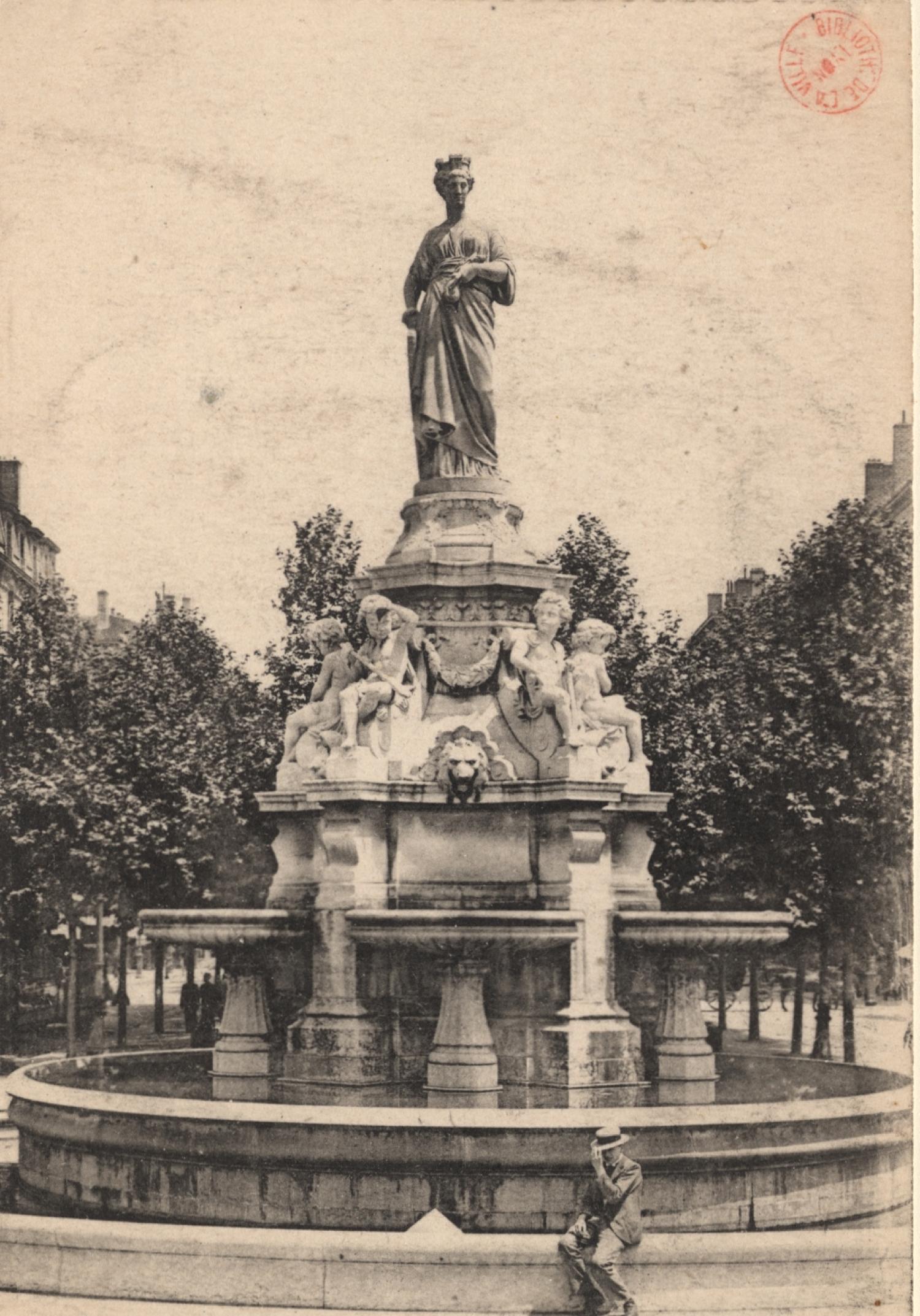 Lyon : La Fontaine Morand et la Statue de la Soierie Lyonnaise