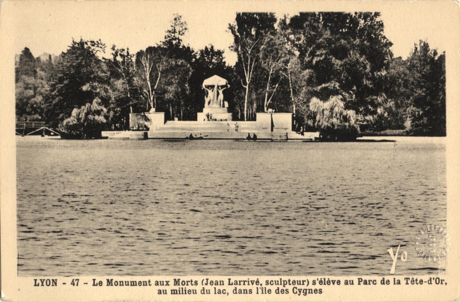 Lyon : Le Monument aux Morts (Jean Larrivé, sculpteur) s'élève au Parc de la Tête-d'Or, au milieu du lac, dans l'île des cygnes.