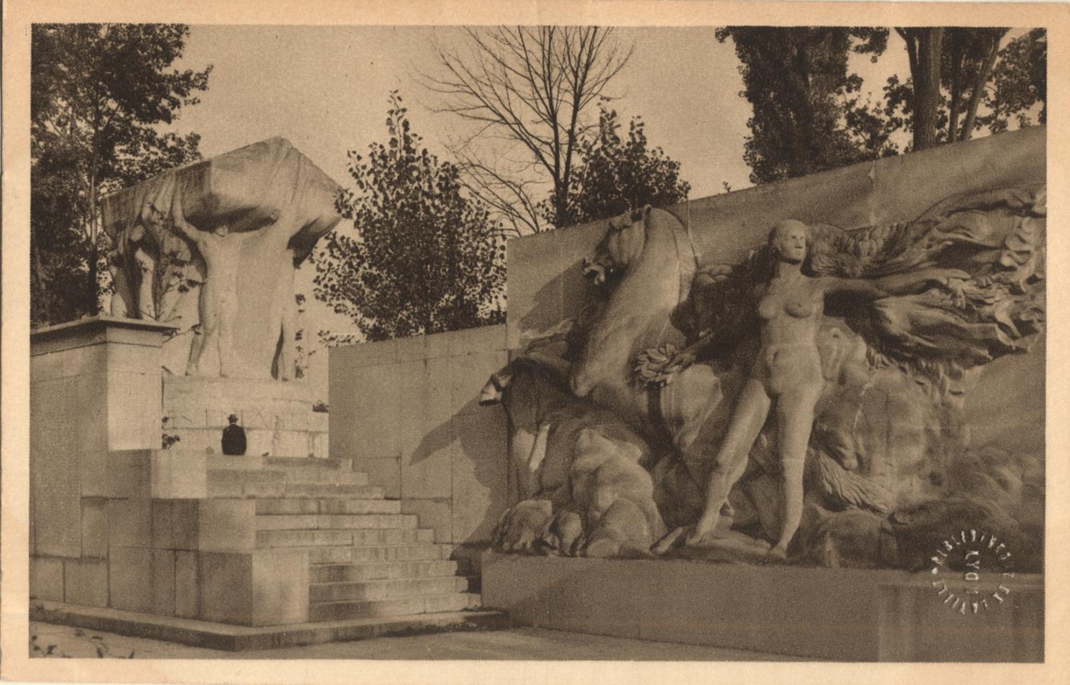 Lyon (Rhône) : Monument aux Morts et un des bas-relief