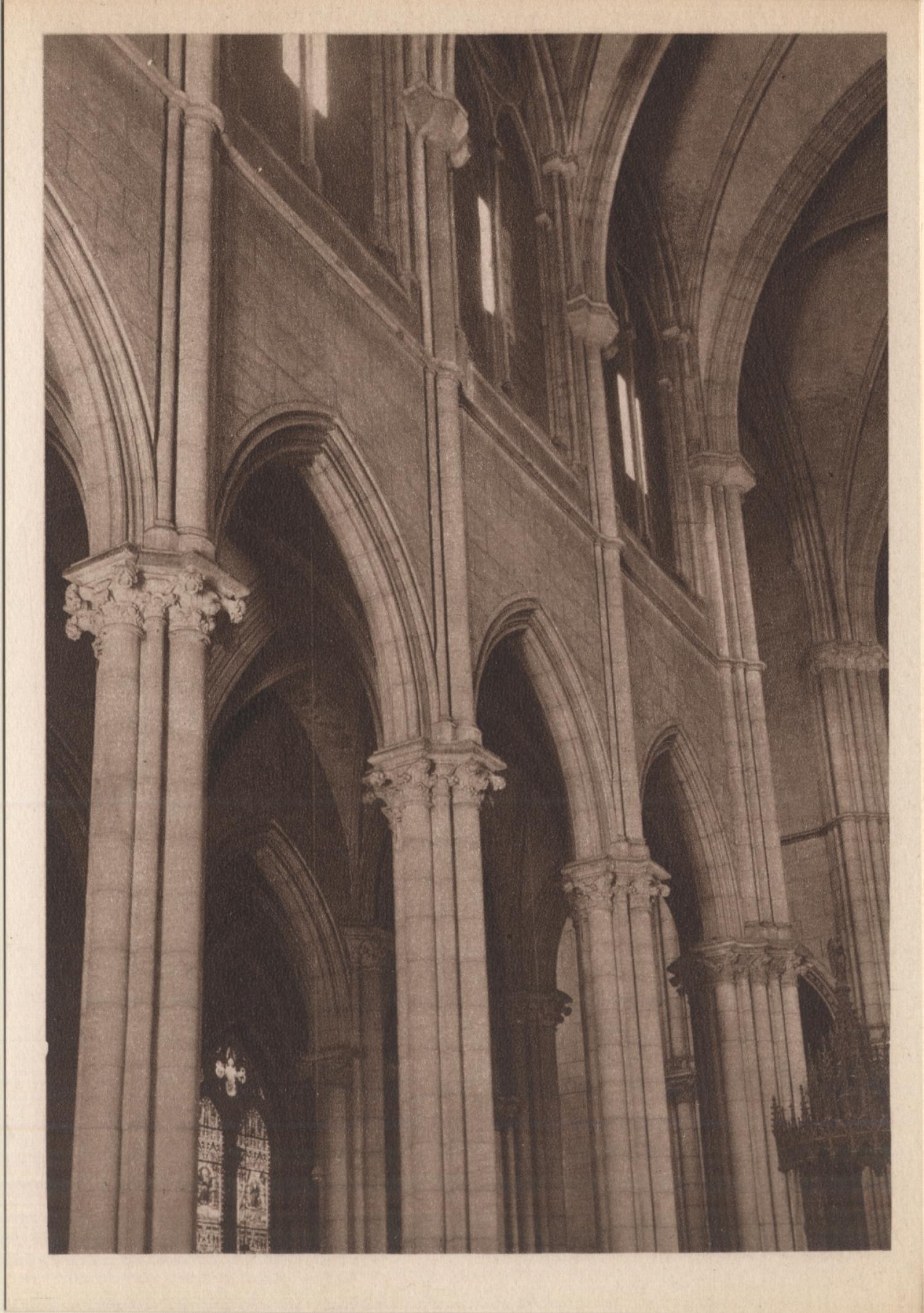 Lyon : Église de la Rédemption ; Détails d'architecture ; Colonnes et chapiteaux