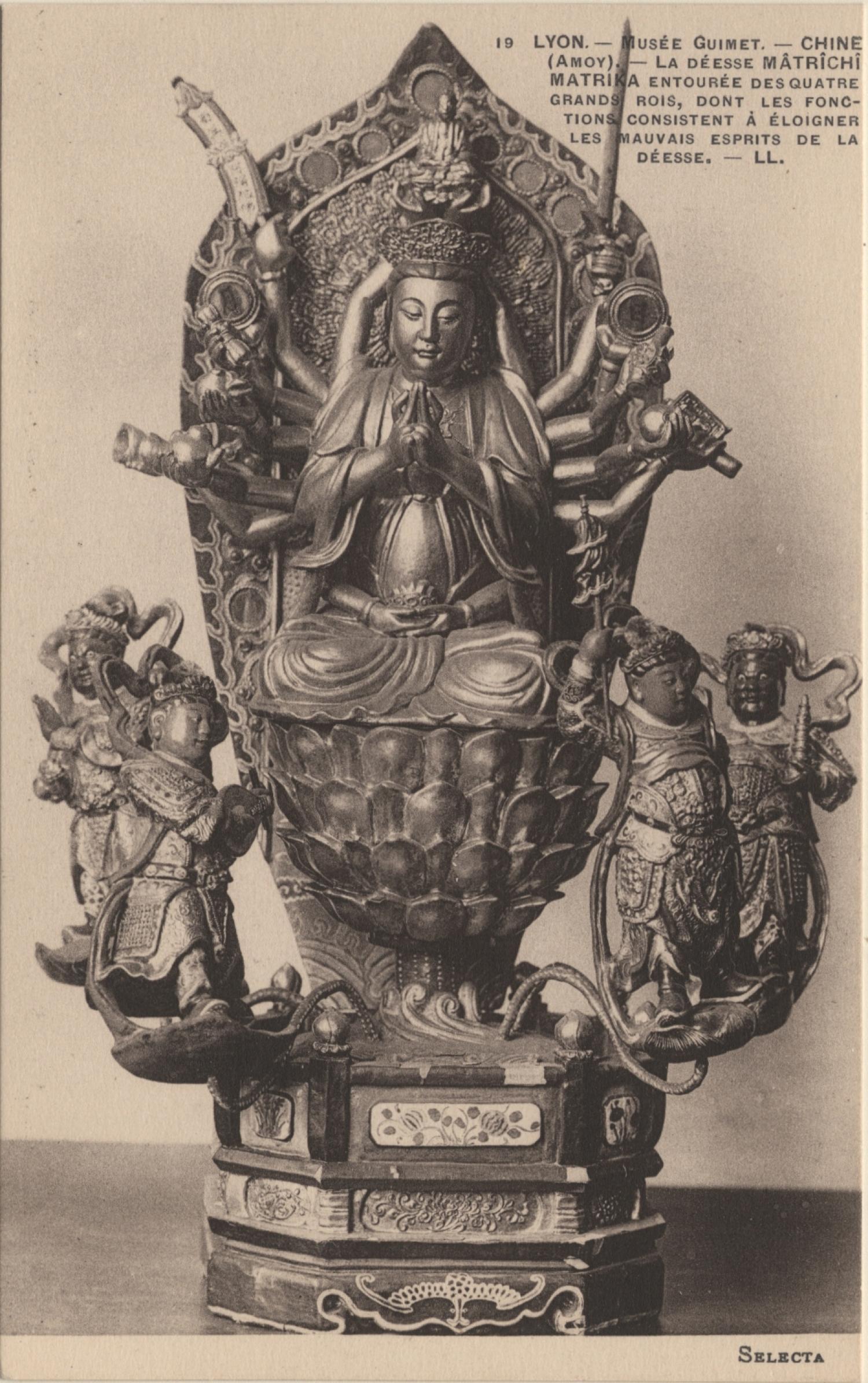 Lyon : Musée Guimet ; Chine (Amoy) ; La déesse Mâtrichi ; Matrika entourée des quatre grands rois, dont les fonctions consistent à éloigner les mauvais esprits de la déesse.