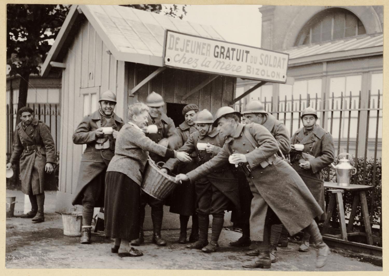 [Le Déjeuner gratuit du soldat, chez Clotilde Bizolon, à Perrache, en 1939]