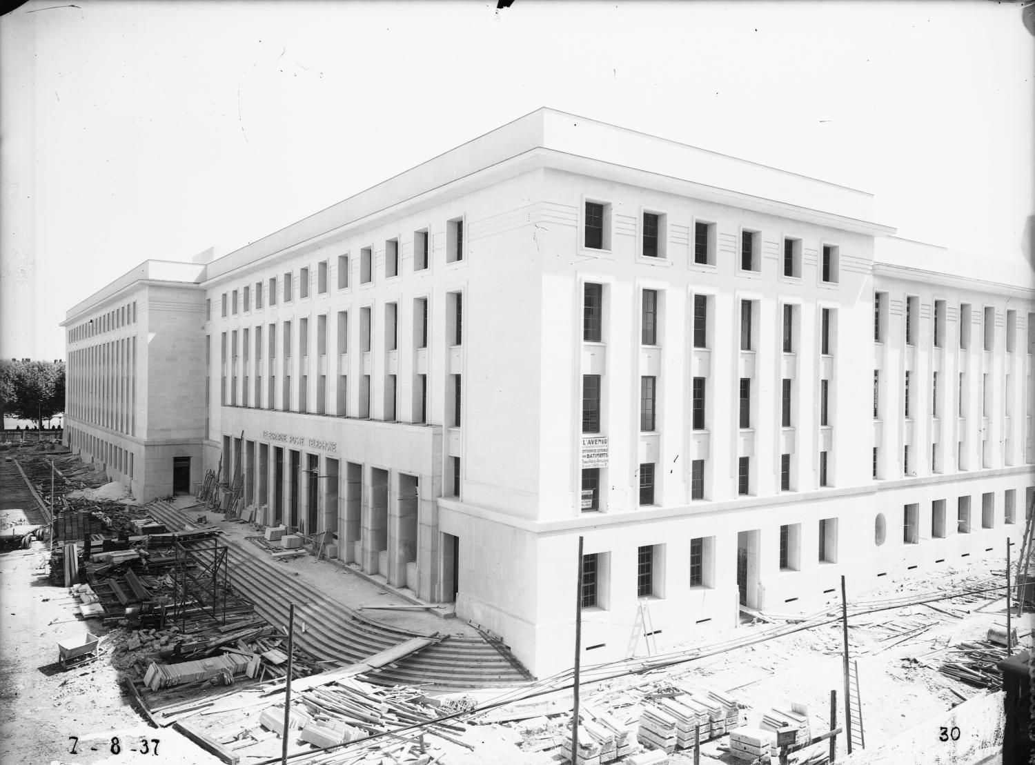 [Construction de l'Hôtel des Postes, Télégraphes et Téléphonies de Lyon (1934-1938) : l'édifice en cours d'achèvement]
