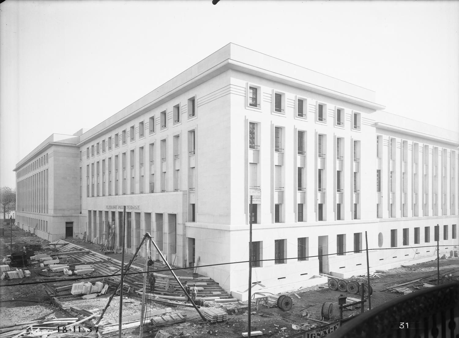 [Construction de l'Hôtel des Postes, Télégraphes et Téléphonies de Lyon (1934-1938) : l'édifice en cours d'achèvement]