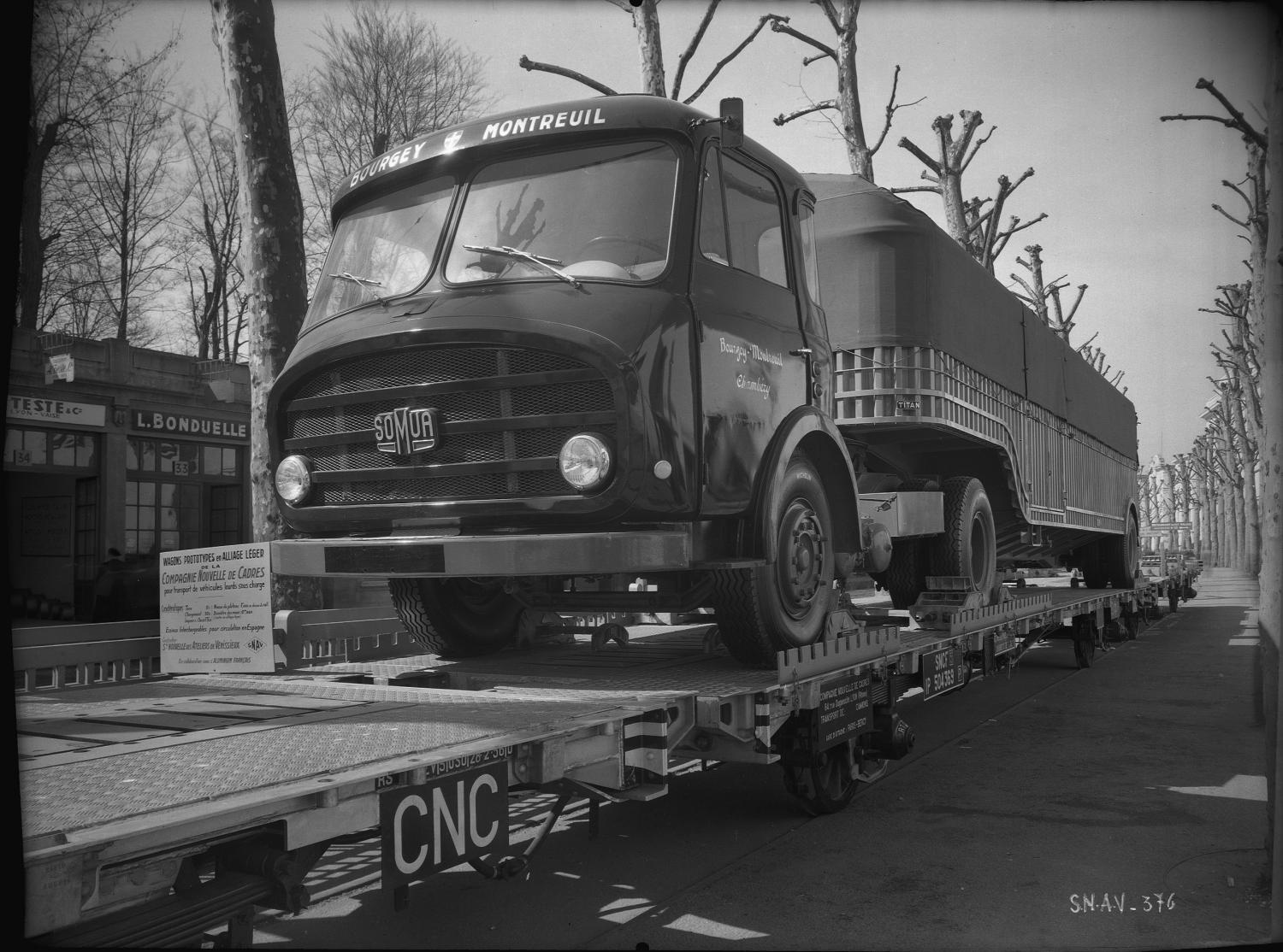 [Camion SOMUA JL 19 sur une remorque S.N.A.V.]