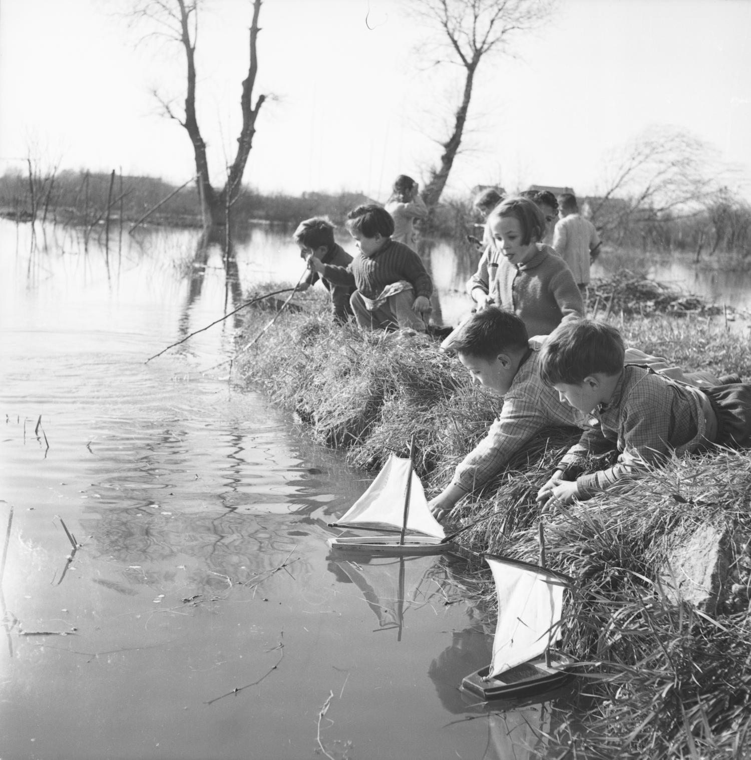 [Jeu sur l'eau avec bateau à voile construit par les enfants même]