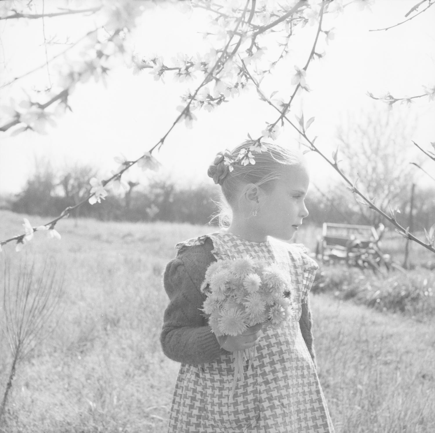 [Petite fille au bouquet de fleur]