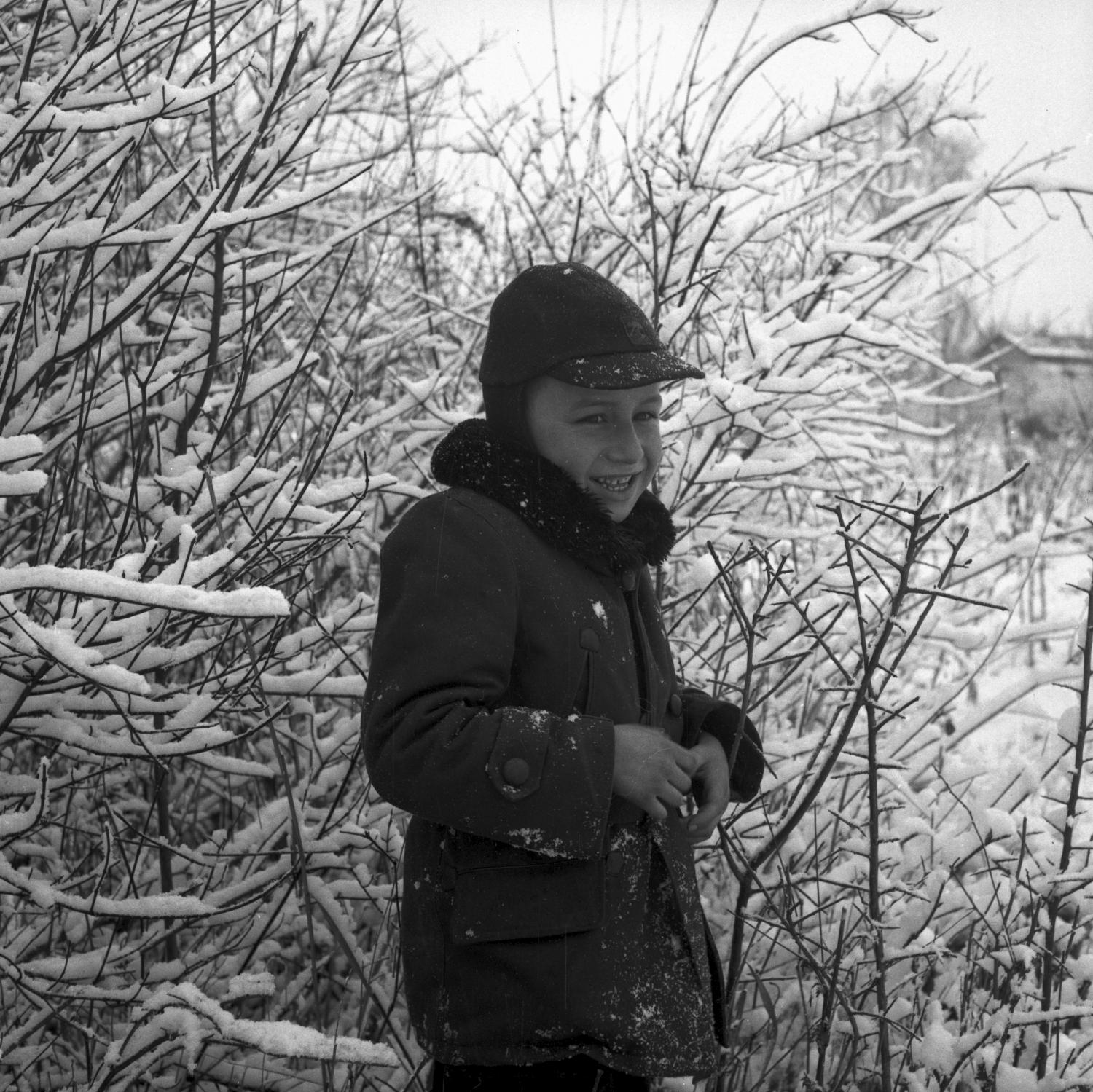 [Des enfants jouent sous la neige]