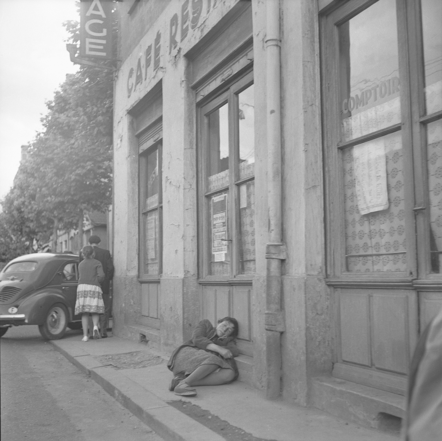 [Clochards sur le trottoir]