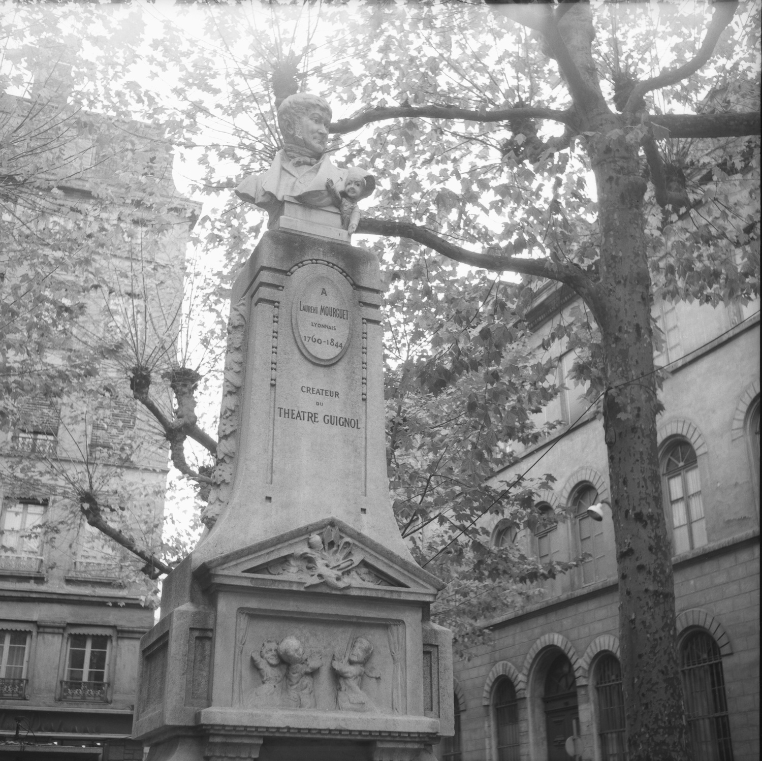 [Monument à Laurent Mourguet]