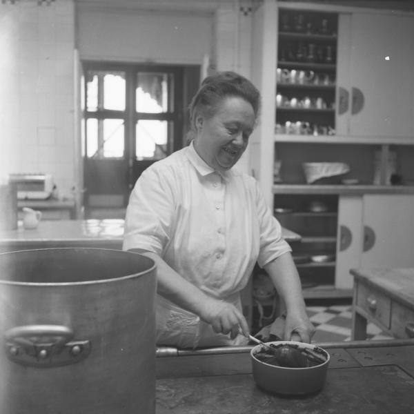 Eugénie Brazier, dite "la Mère Brazier", dans sa cuisine