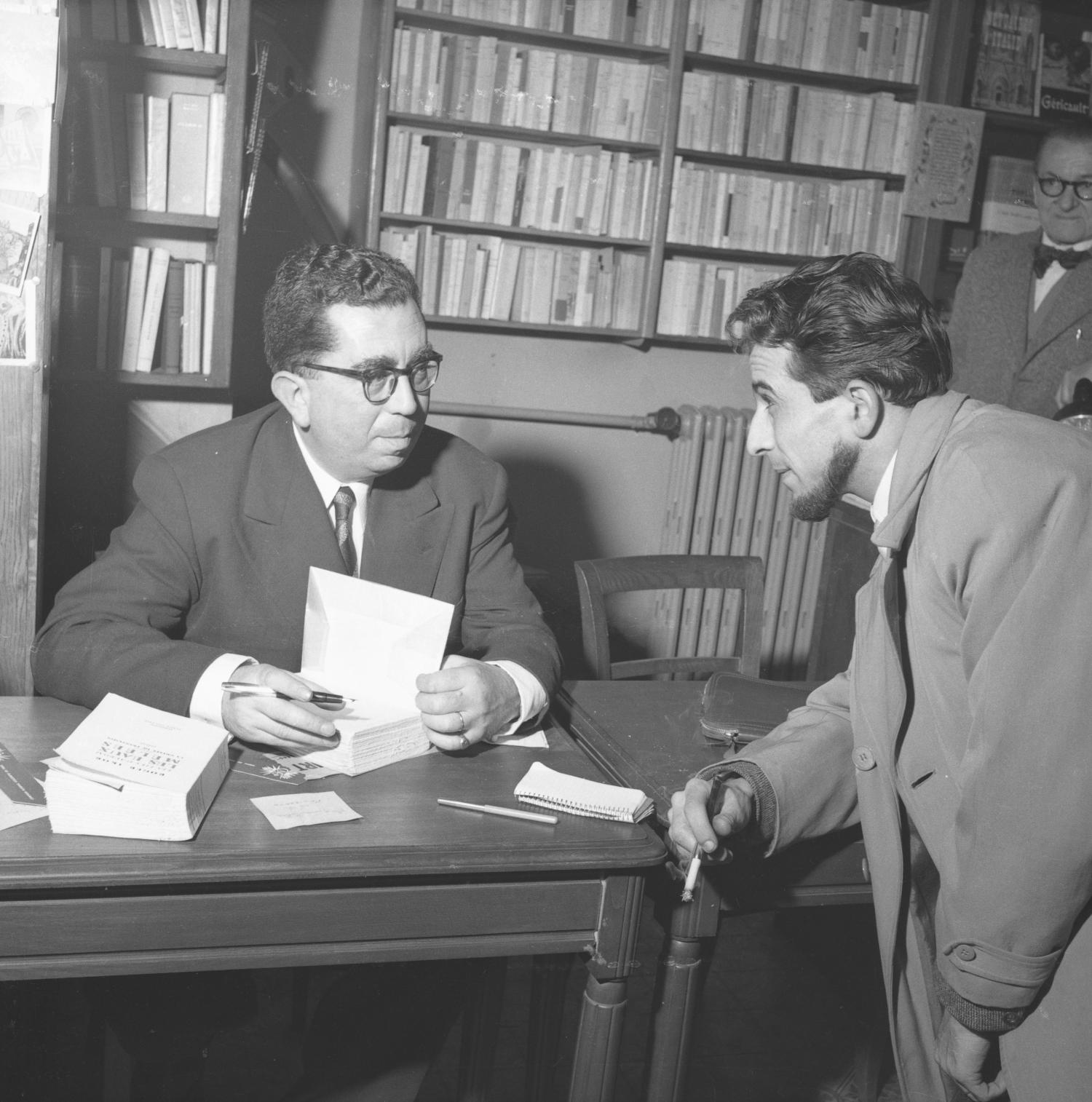 Séance de dédicace des "Eaux mêlées" de Roger Ikor à la Librairie Laproue (Prix Goncourt 1955)