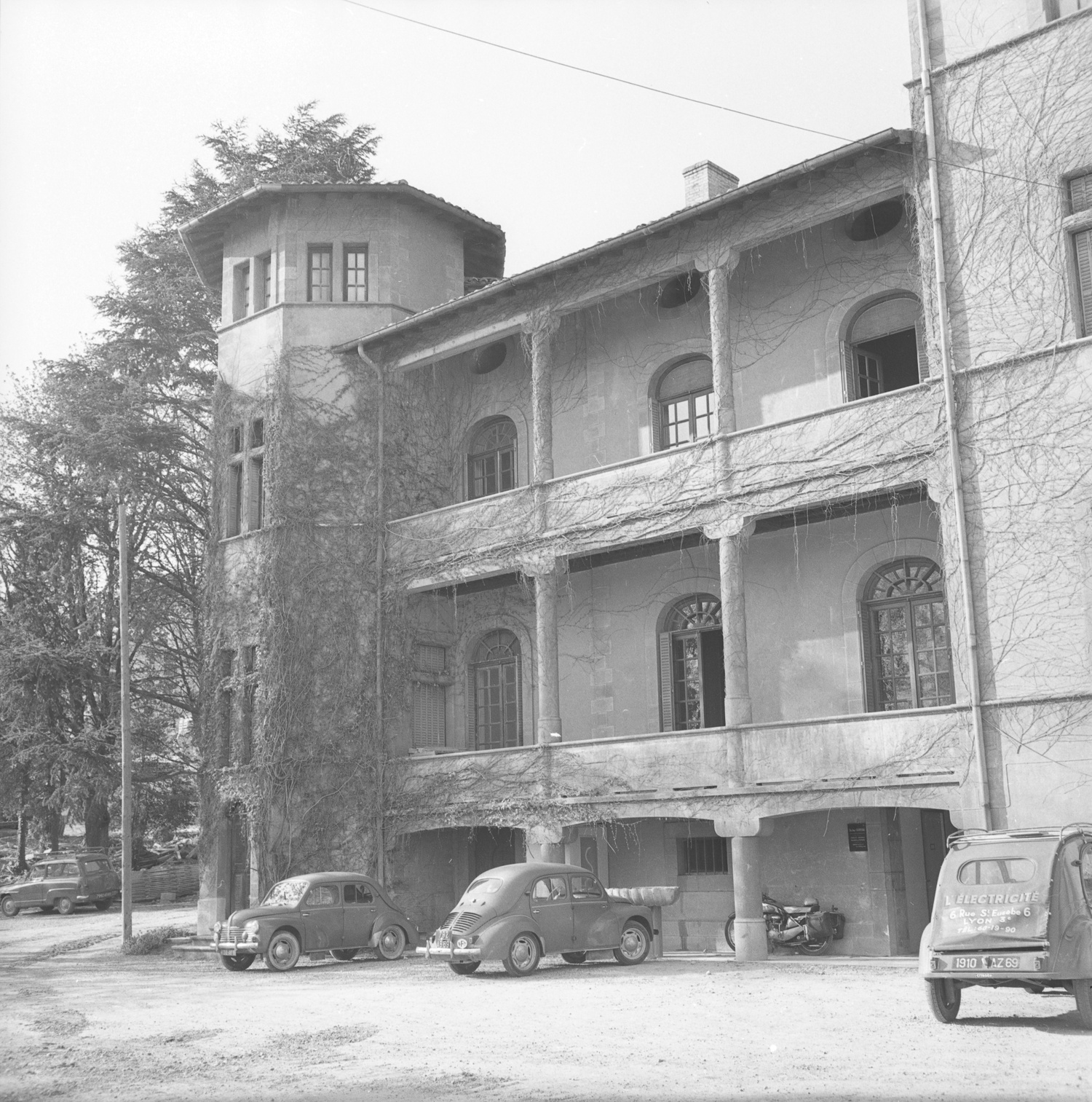 Garderie d'enfants, Château de Menival