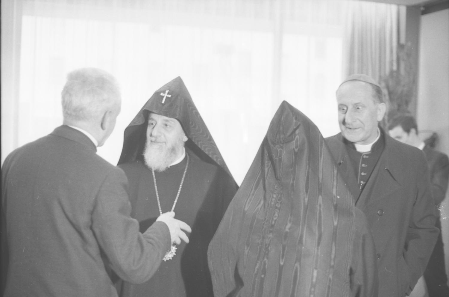 Grand Catholicos à Lyon en compagnie du cardinal Renard