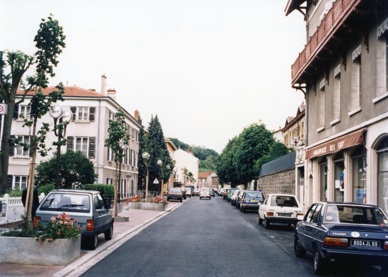 [Avenue Charles-de-Gaulle à Charbonnières-les-Bains]