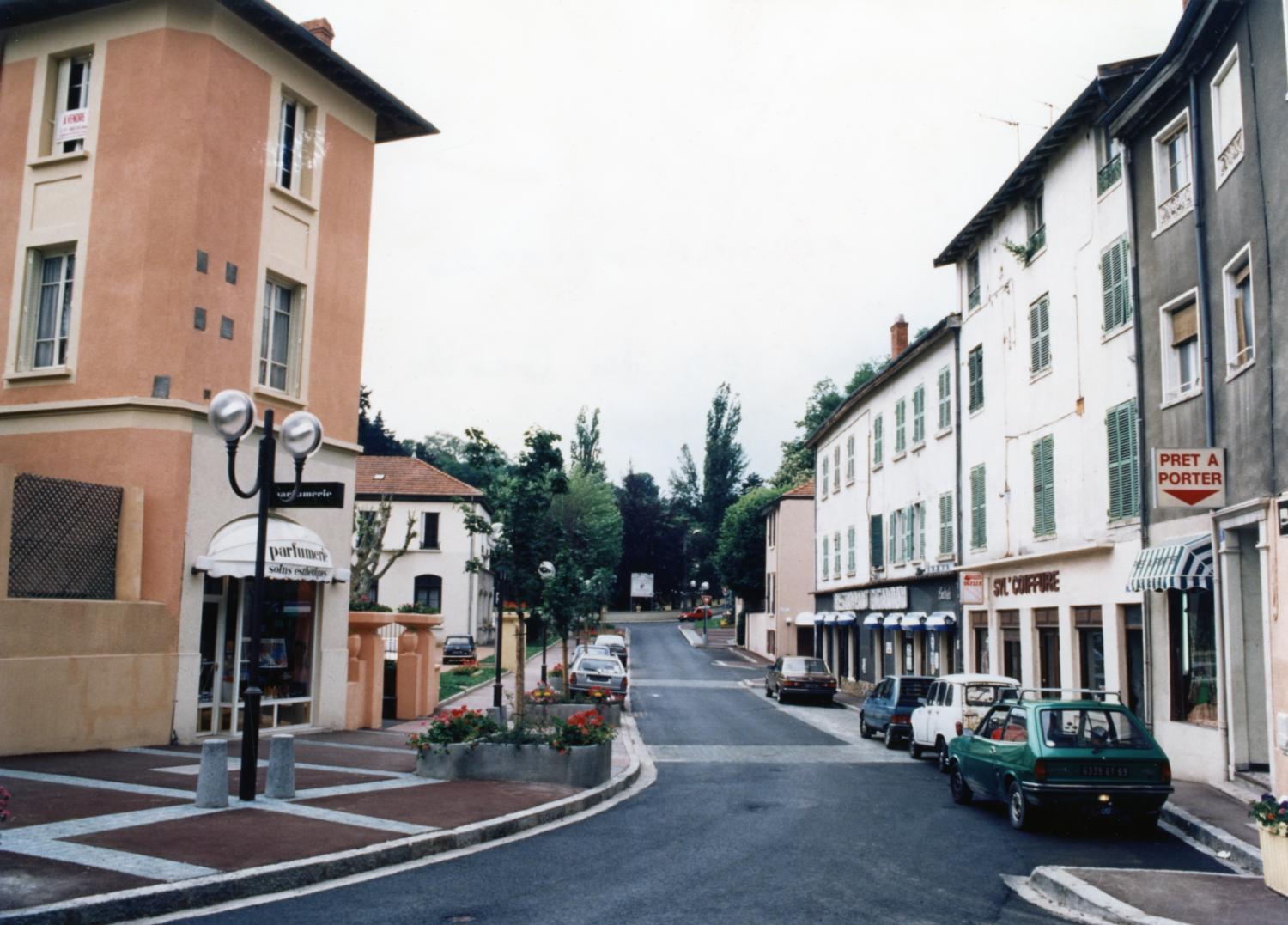 [Avenue Charles-de-Gaulle à Charbonnières-les-Bains]