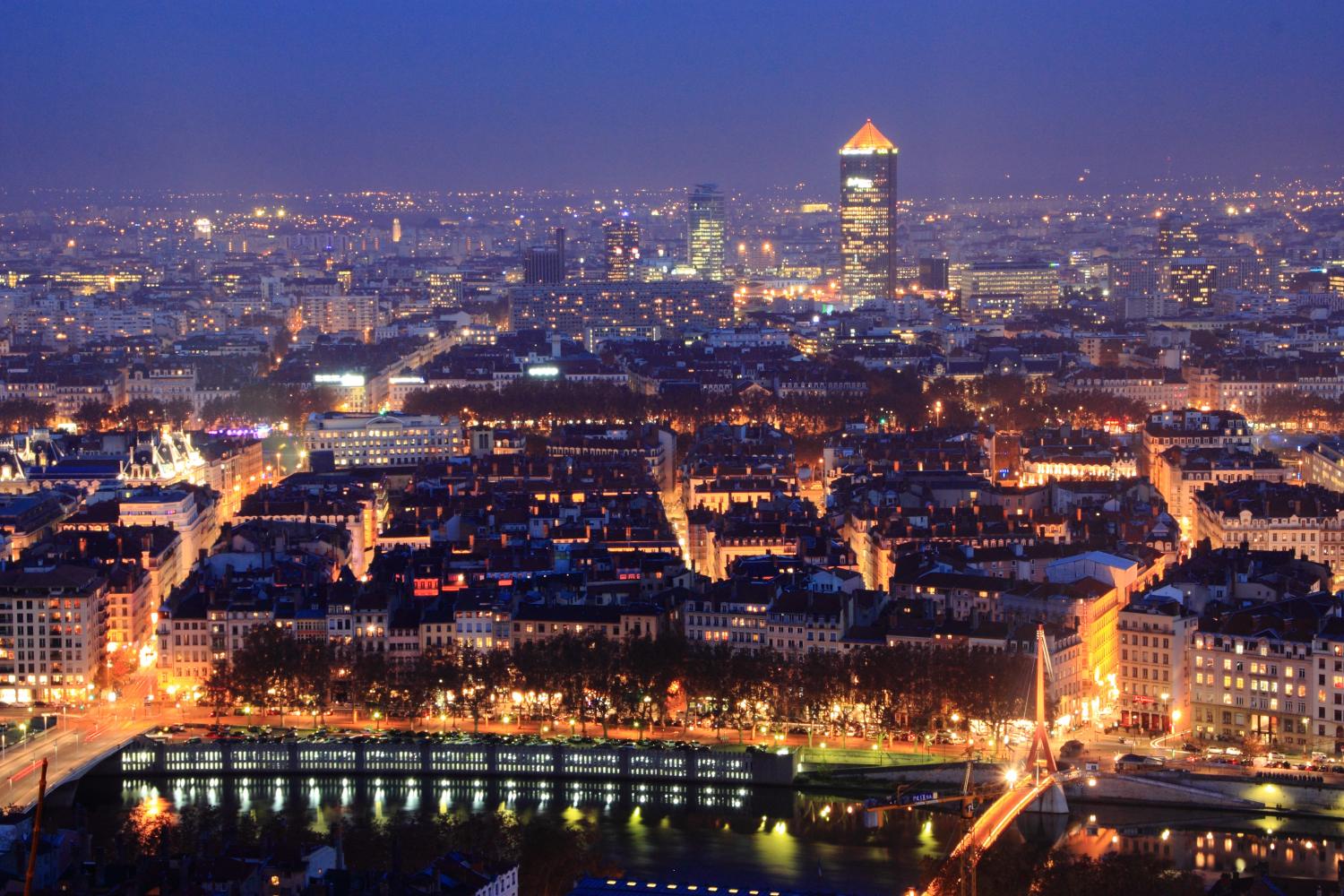 [Panorama nocturne de la ville de Lyon]