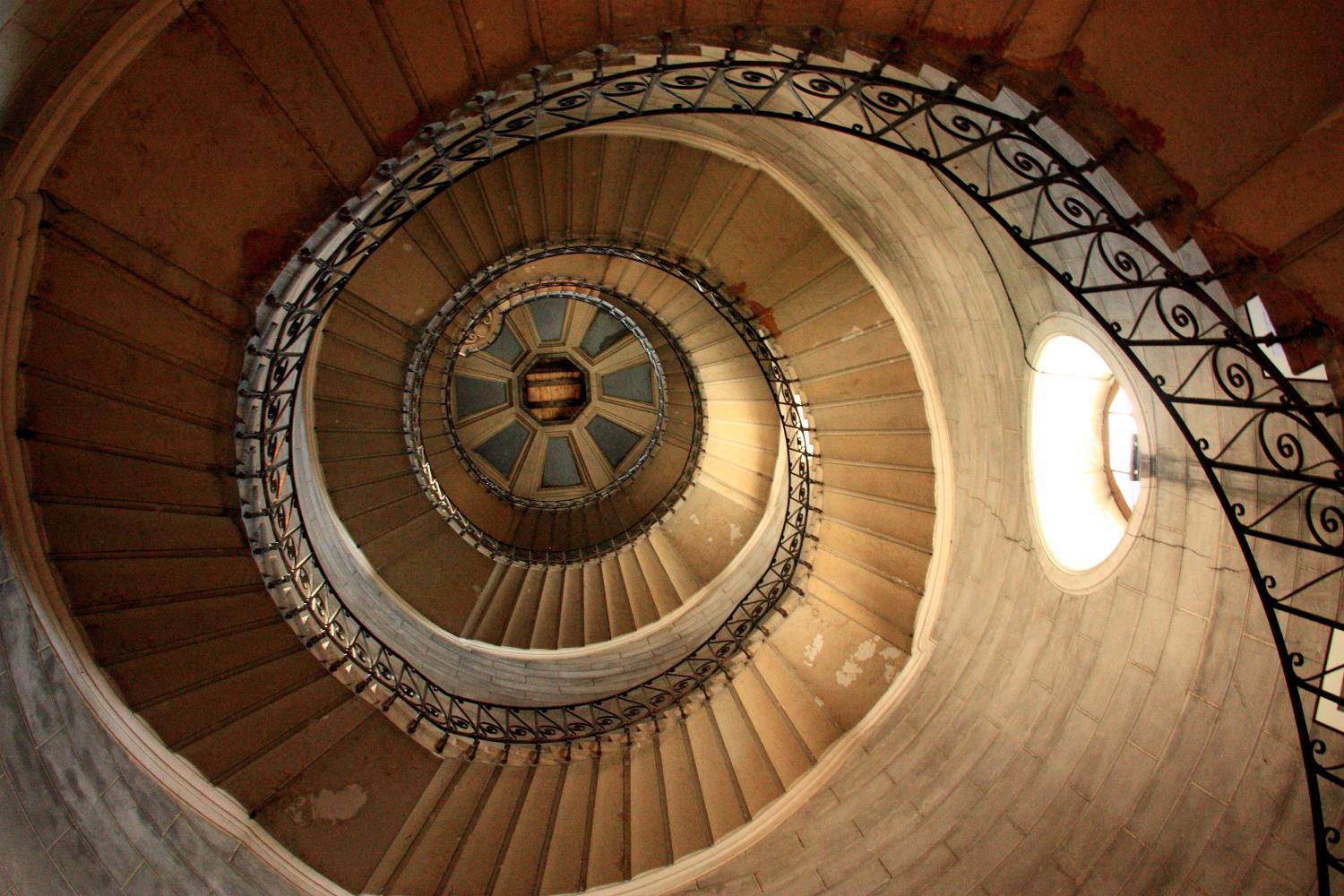 [Escaliers de la tour de la Justice, dans la basilique de Fourvière]