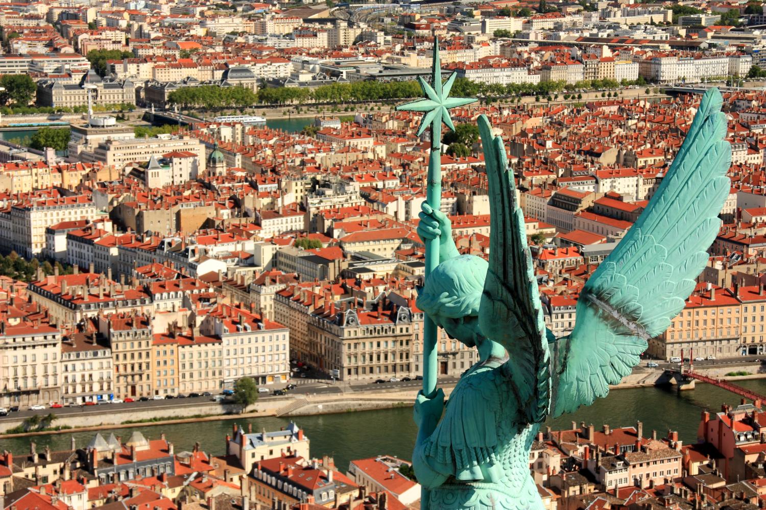 [Panorama de Lyon surplombé par la statue "Saint Michel terrassant le dragon"]